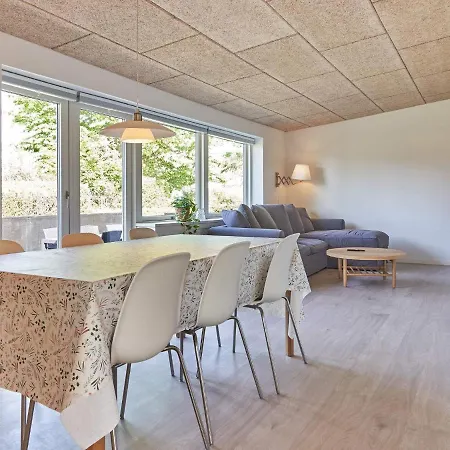 6 Person In Ronne-by Traum Сasa de vacaciones Rønne